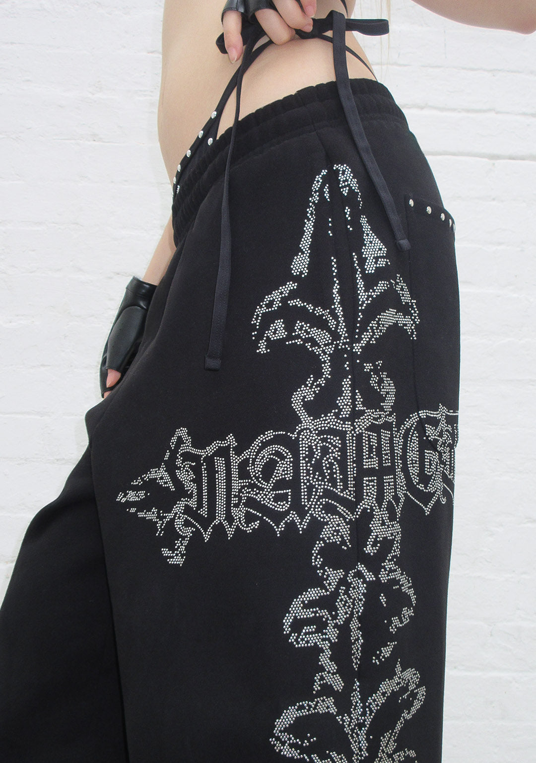 FERAL OVERSIZED-JOGGINGHOSE MIT NIETEN SCHWARZ