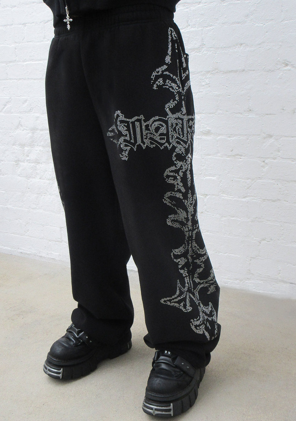 FERAL OVERSIZED-JOGGINGHOSE MIT NIETEN SCHWARZ