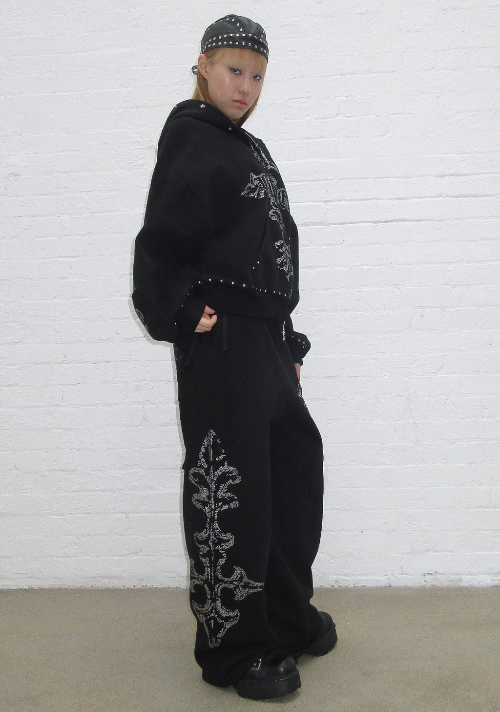 FERAL OVERSIZED-JOGGINGHOSE MIT NIETEN SCHWARZ