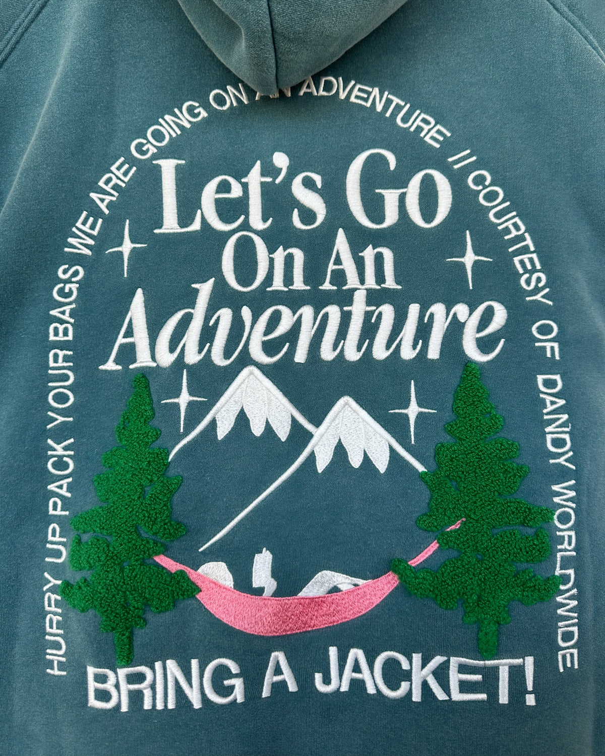 "Let's Go On An Adventure" - oversowa luksusowa bluza z kapturem w kolorze sosnowej zieleni