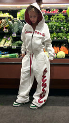 Pantaloni della tuta rossi con borchie effetto coccodrillo