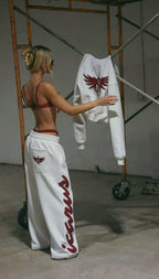 Pantaloni della tuta rossi con borchie effetto coccodrillo