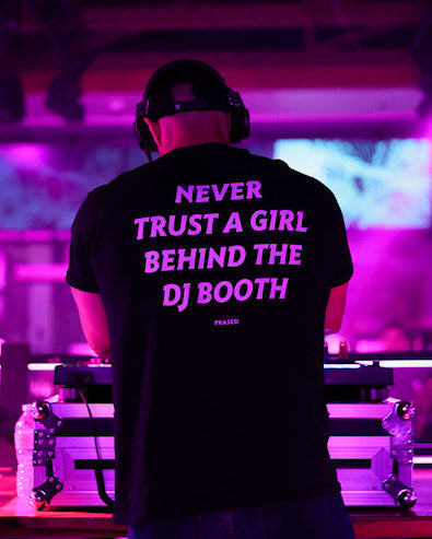 TRAUE NIEMALS EINEM MÄDCHEN HINTER DEM DJ-PULT