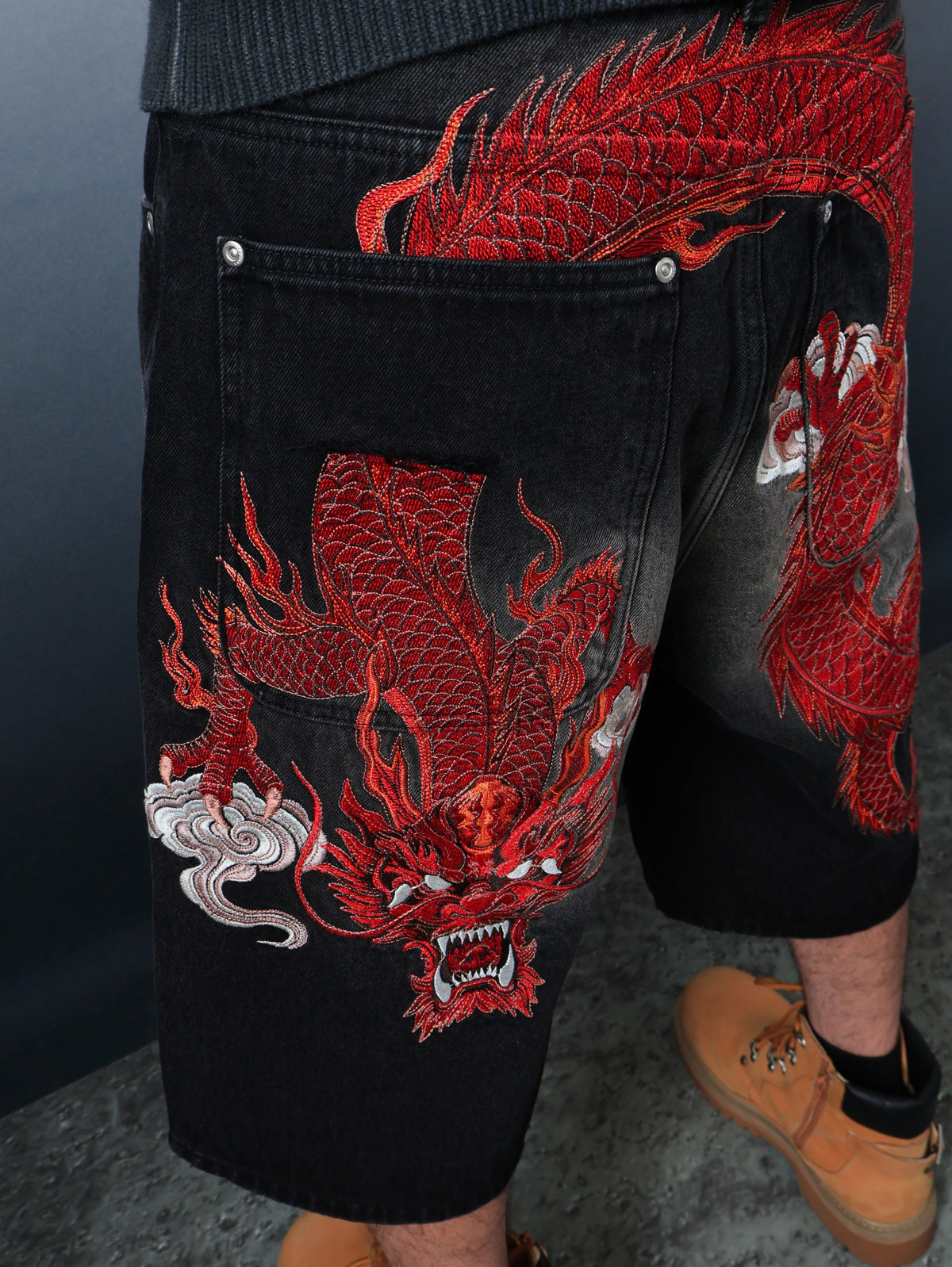 “Crimson Rift” wijde jorts met drakenprint