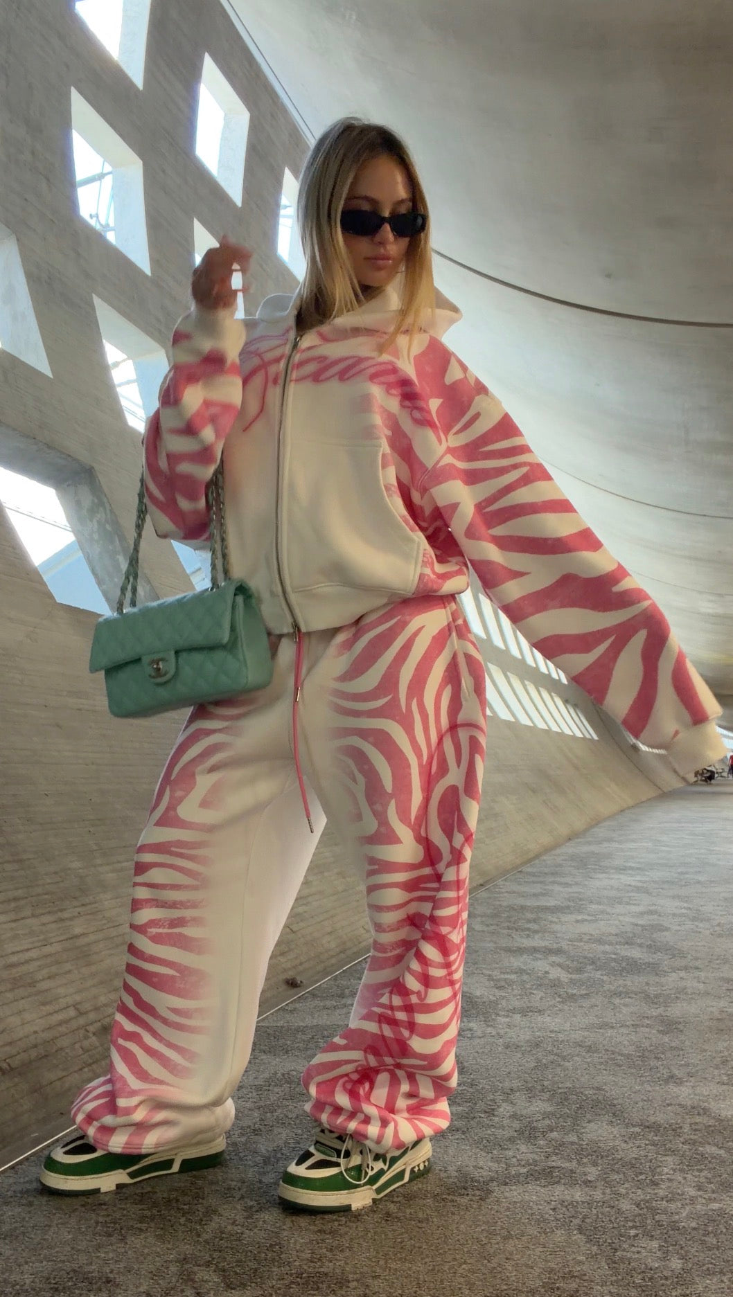 Pantaloni della tuta effetto coperta zebrata rosa