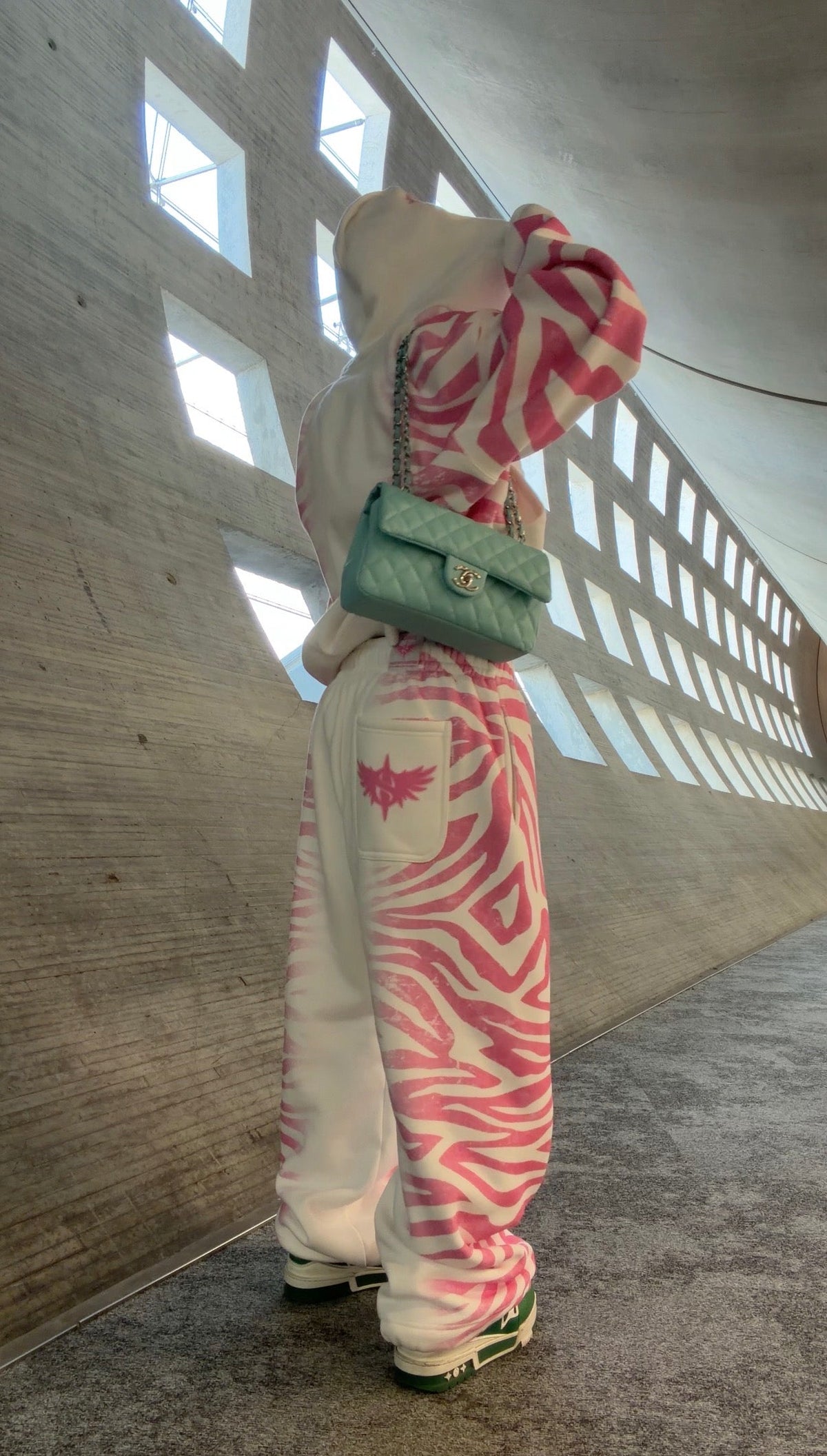 Pantaloni della tuta effetto coperta zebrata rosa
