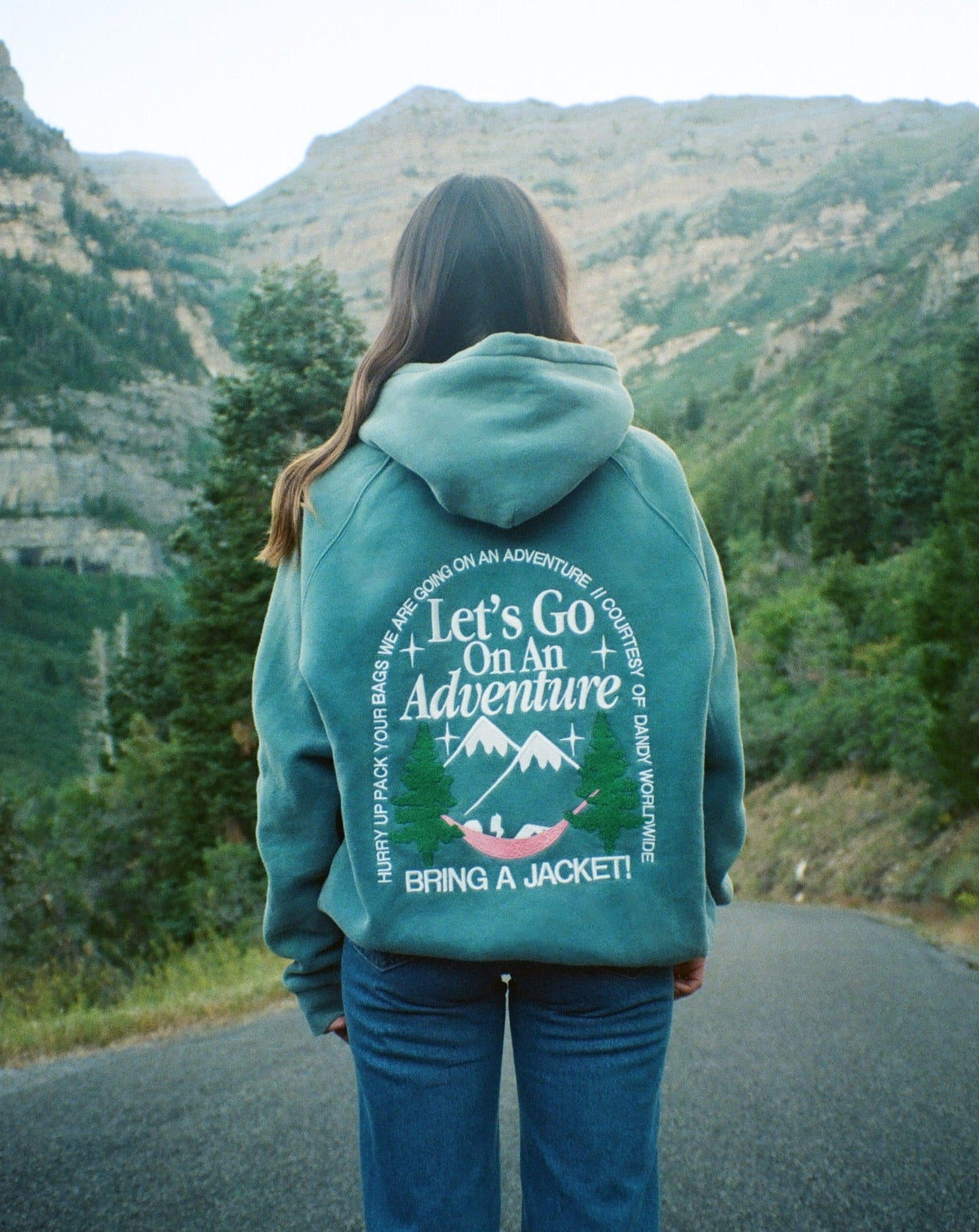"Let's Go On An Adventure" - oversowa luksusowa bluza z kapturem w kolorze sosnowej zieleni