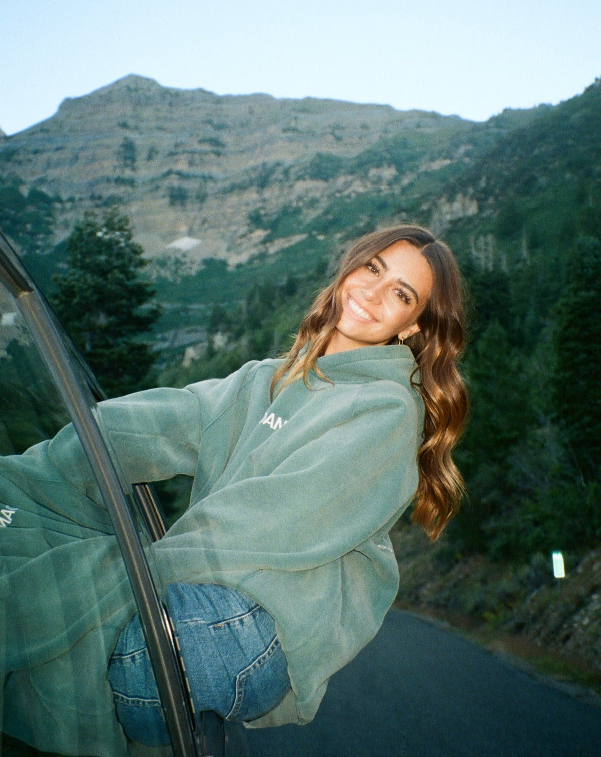 Sweat à capuche oversize « Let's Go On An Adventure » en vert sapin