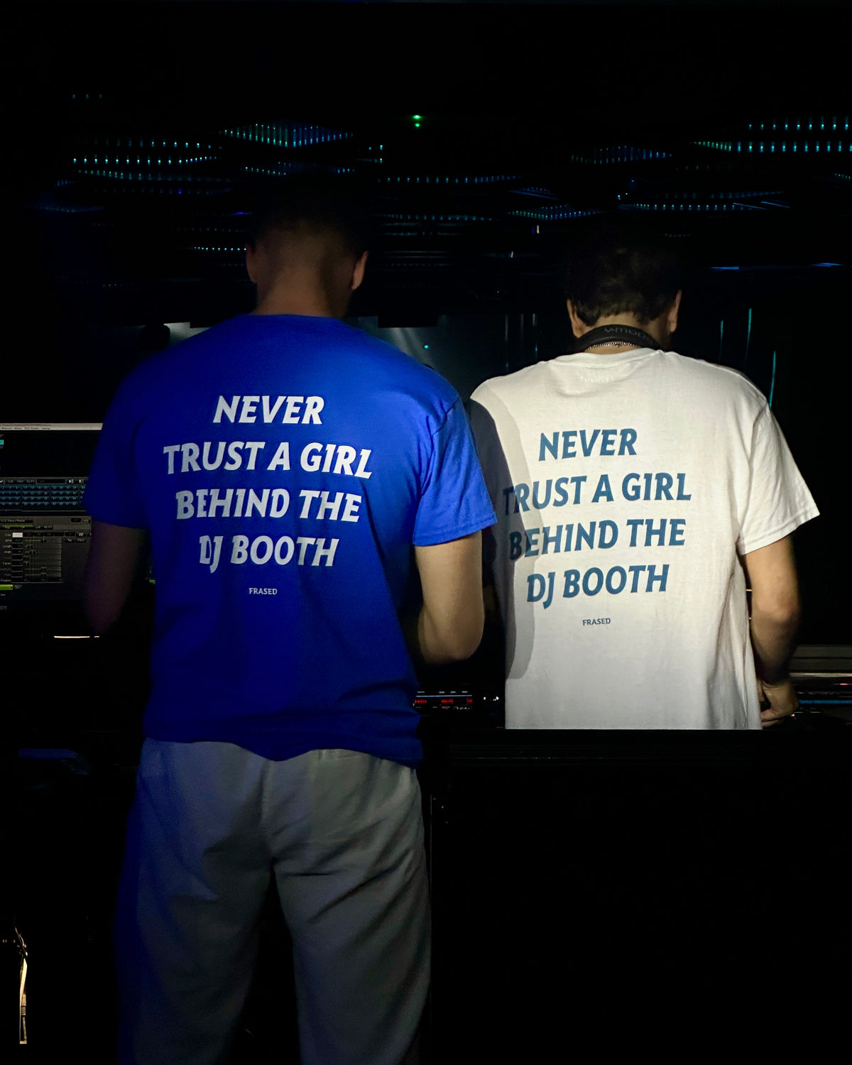 TRAUE NIEMALS EINEM MÄDCHEN HINTER DEM DJ-PULT