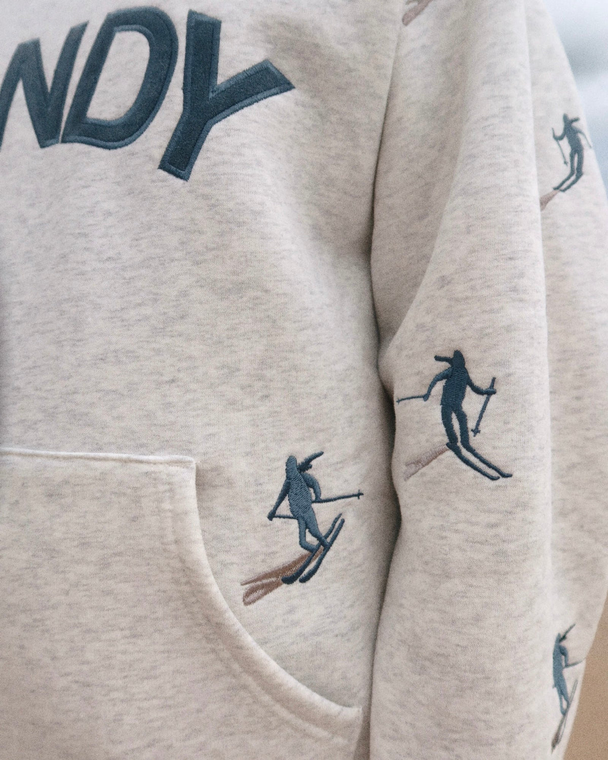 Felpa con cappuccio oversize di lusso "Giornata di neve" in grigio mélange