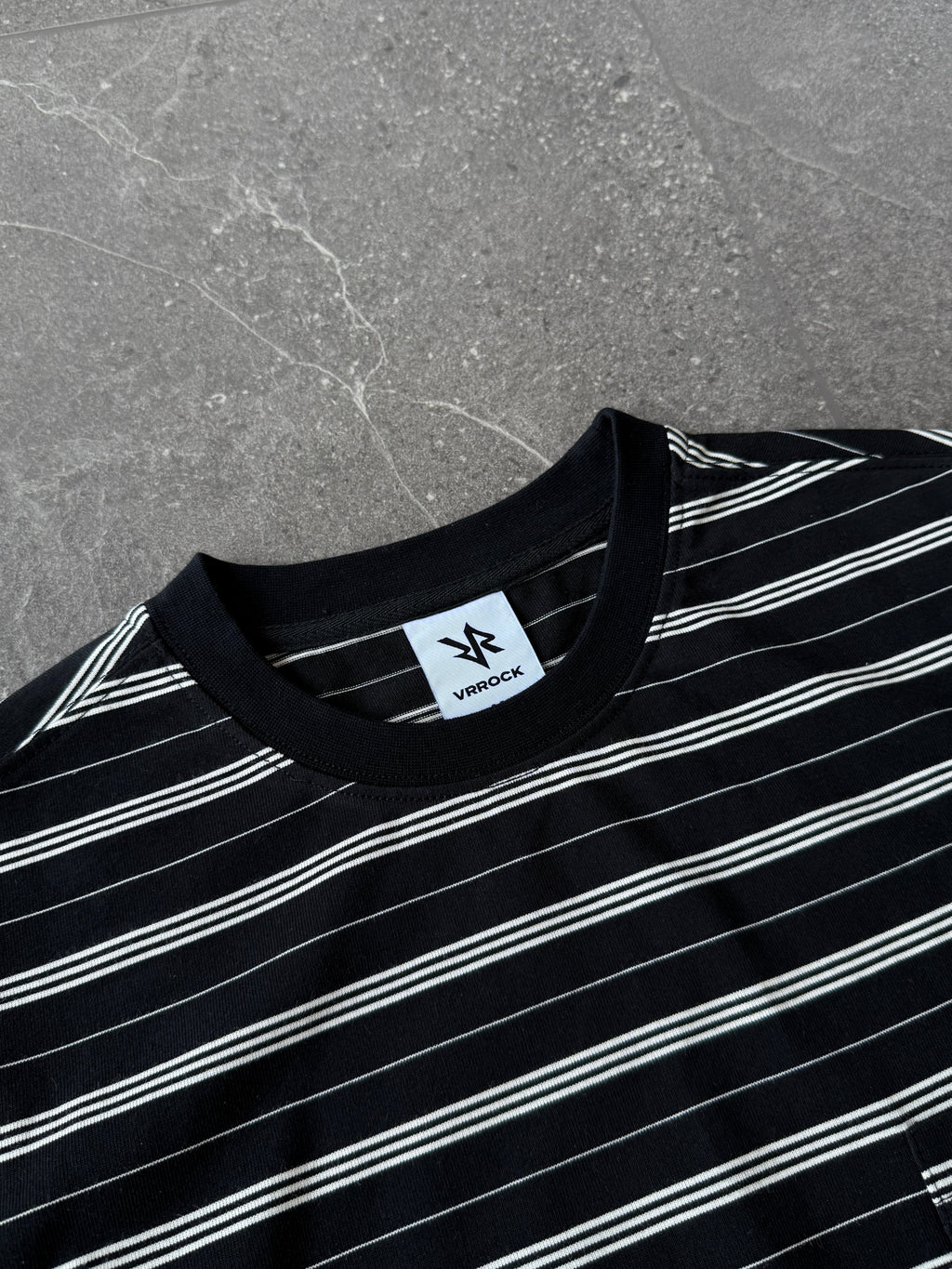BLUZA W PASKI Z DŁUGIM RĘKAWEM - Czarny
