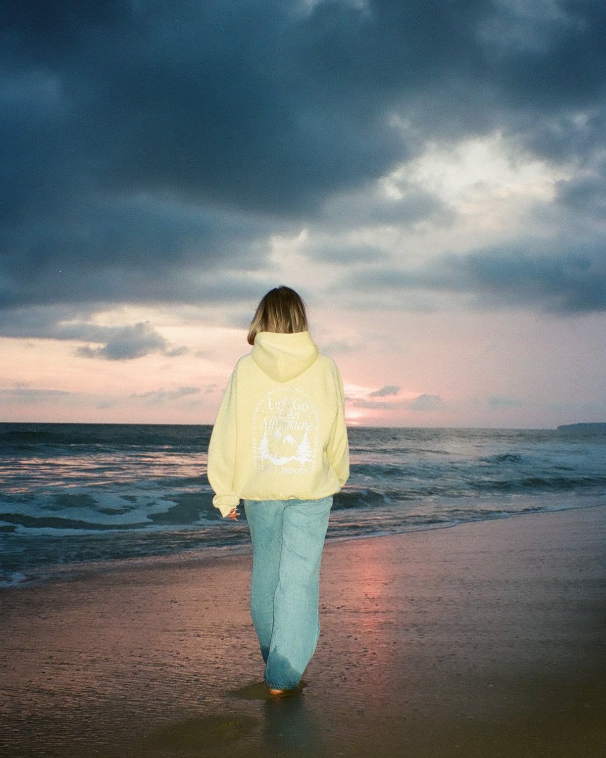 "Let's Go On An Adventure" oversize’owa bluza z kapturem Lux w kolorze maślanym