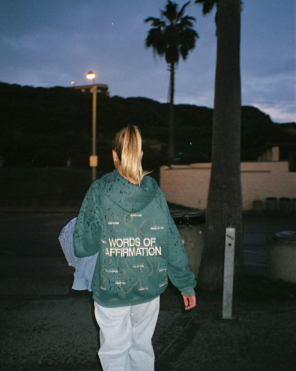 "Words of Affirmation" oversized lyxhuvtröja i grönt