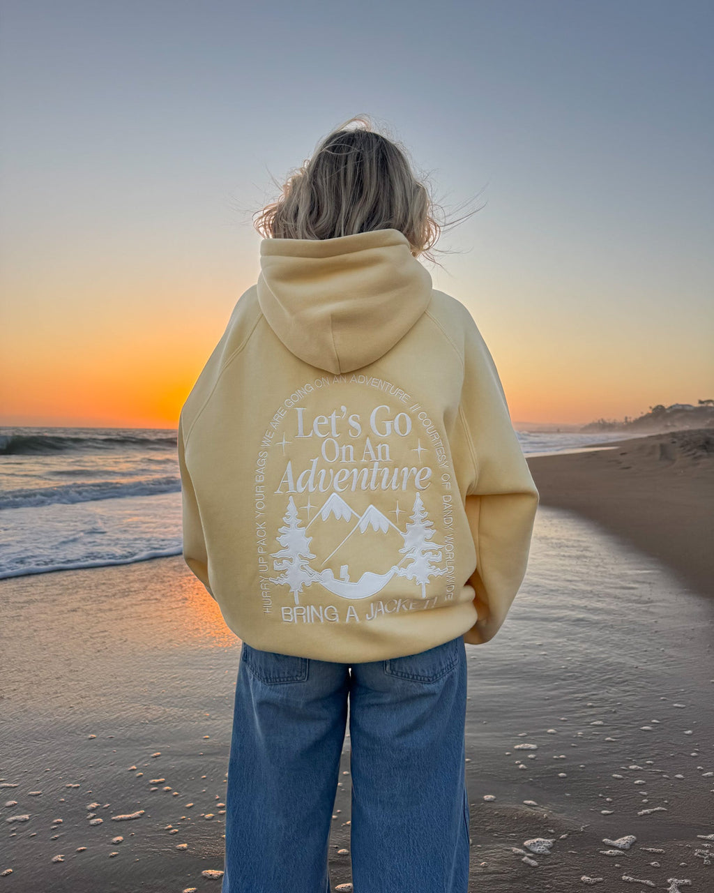"Let's Go On An Adventure" oversize’owa bluza z kapturem Lux w kolorze maślanym