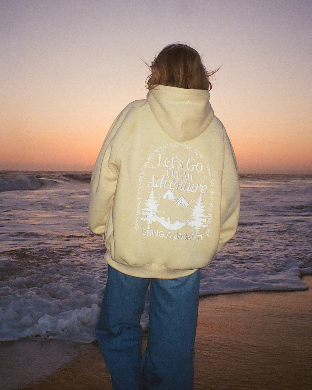 "Let's Go On An Adventure" oversize’owa bluza z kapturem Lux w kolorze maślanym