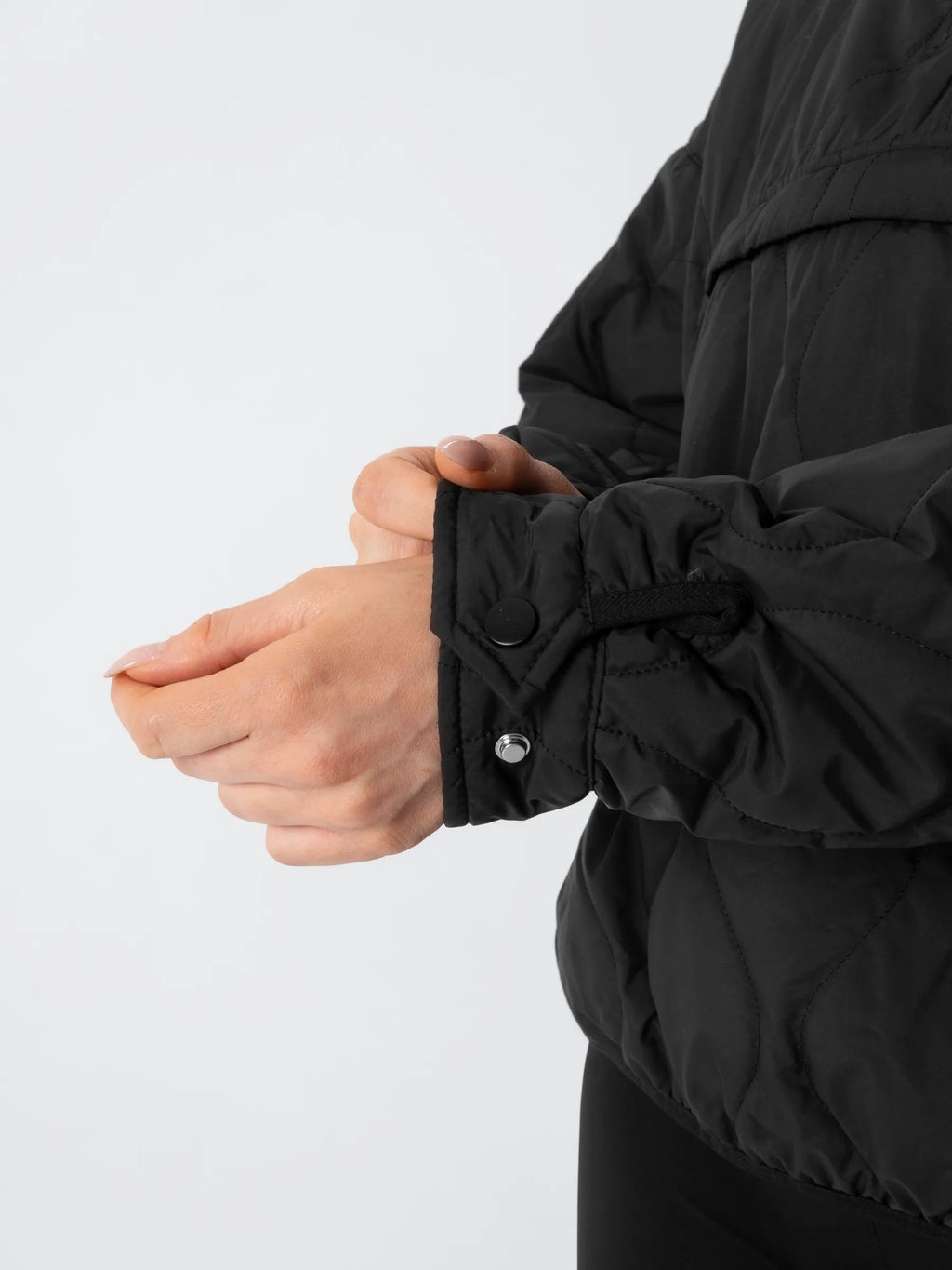 Gewatteerde hoodie die compact opvouwbaar is, met kangoeroezak