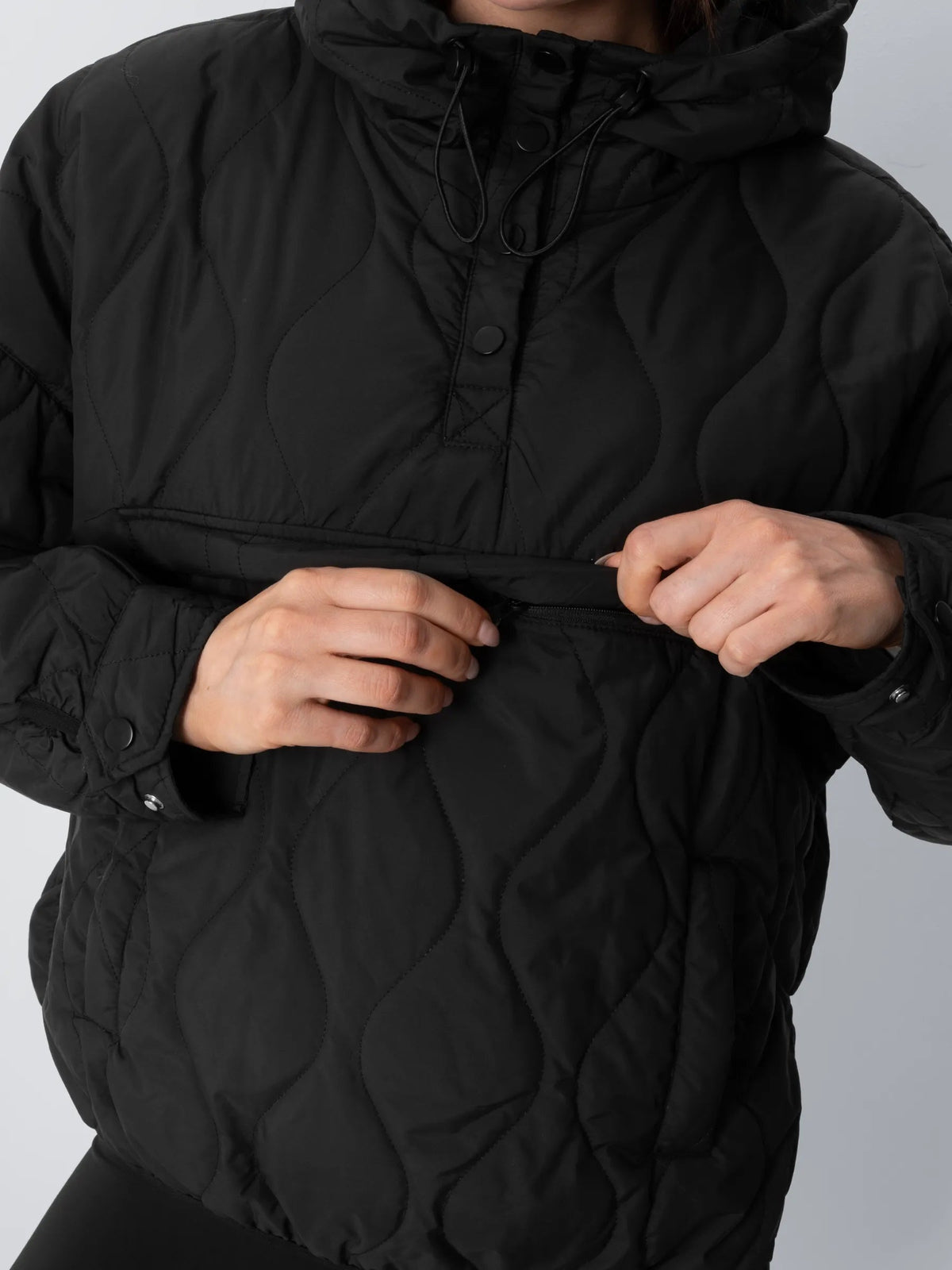 Gewatteerde hoodie die compact opvouwbaar is, met kangoeroezak