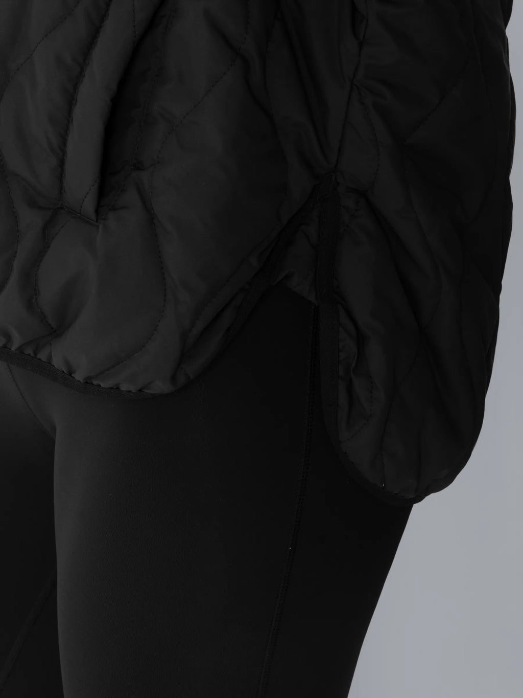 Gewatteerde hoodie die compact opvouwbaar is, met kangoeroezak