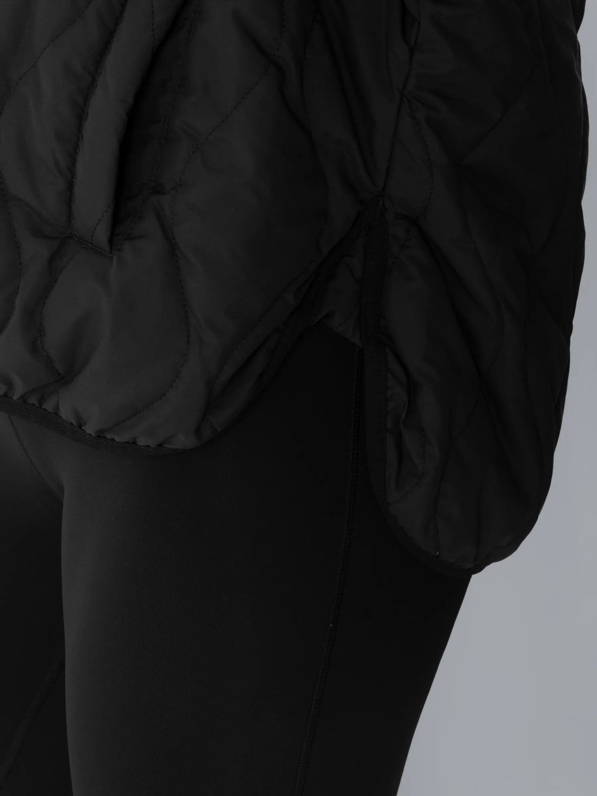 Gewatteerde hoodie die compact opvouwbaar is, met kangoeroezak