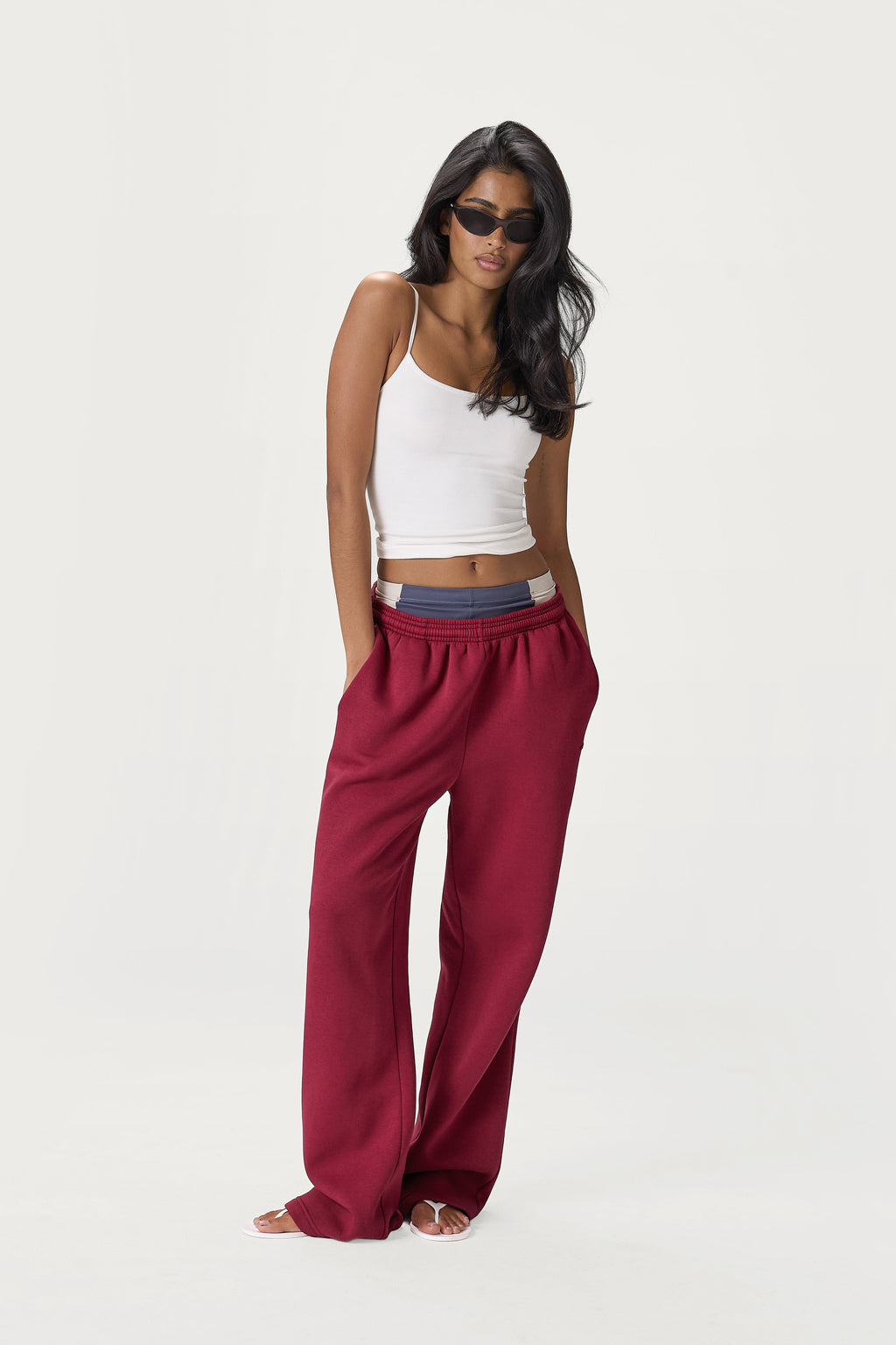 Pantaloni della tuta petite classici a gamba larga color bordeaux