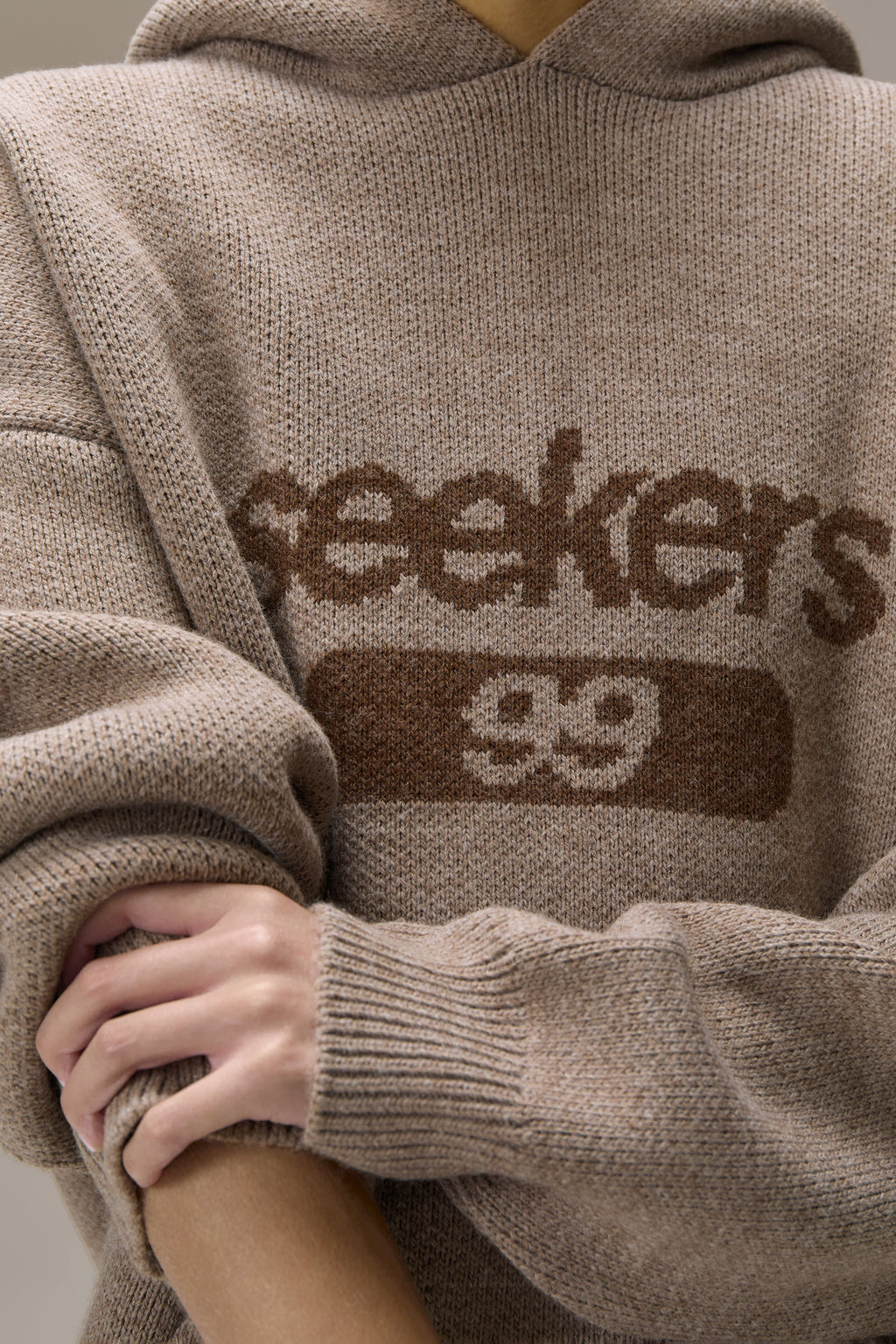 99 Strick-Kapuzenpullover in Soft Brown