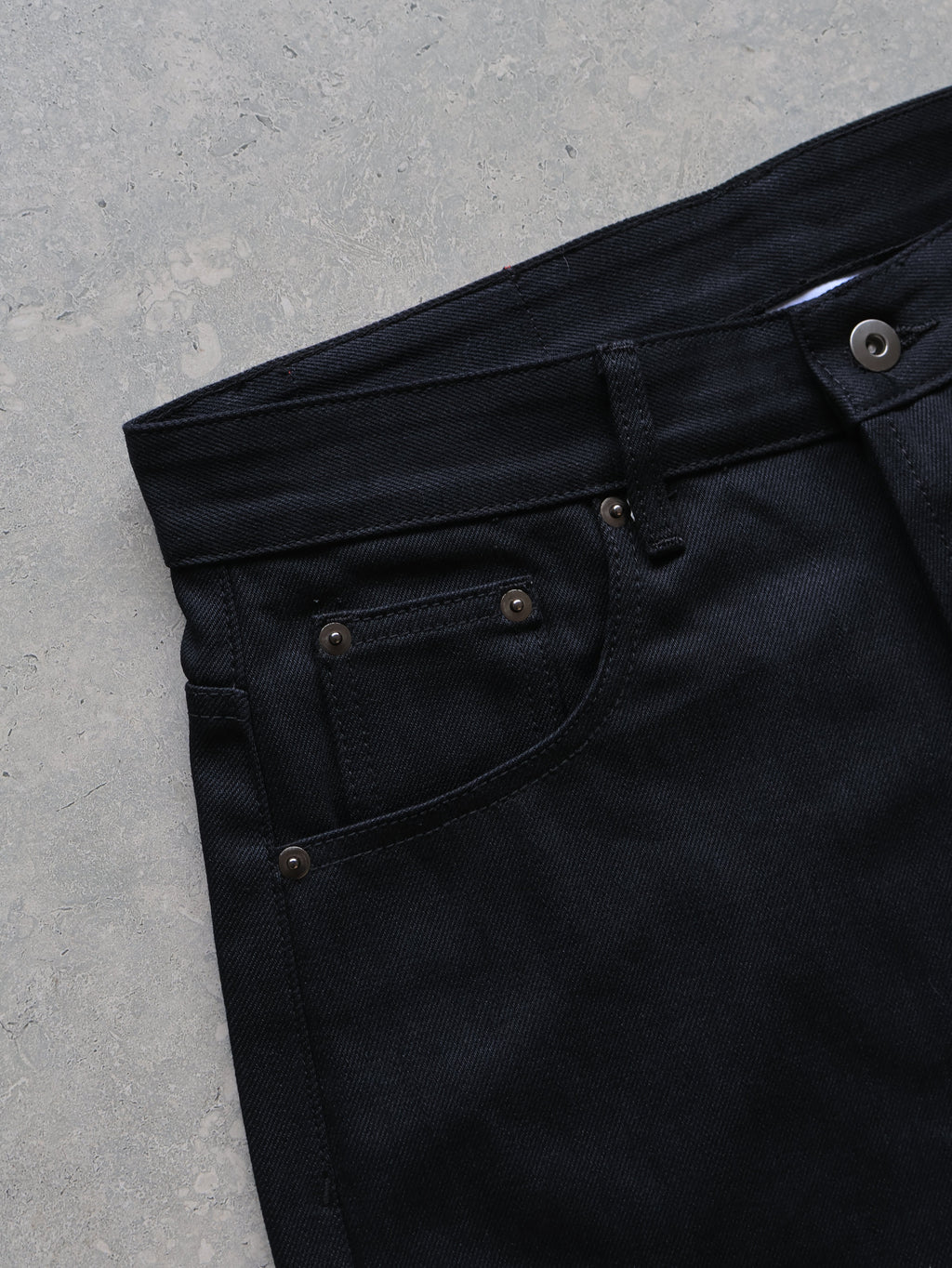 Onyxsvarta påsiga jeans