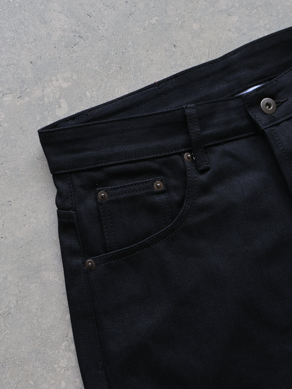 Onyxsvarta påsiga jeans