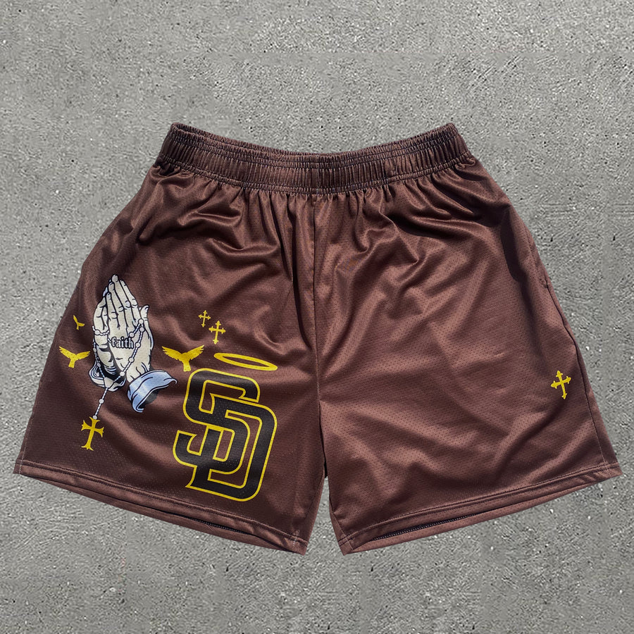 Pantaloncini a rete color cioccolato con stampa grafica di Padre e mani in preghiera