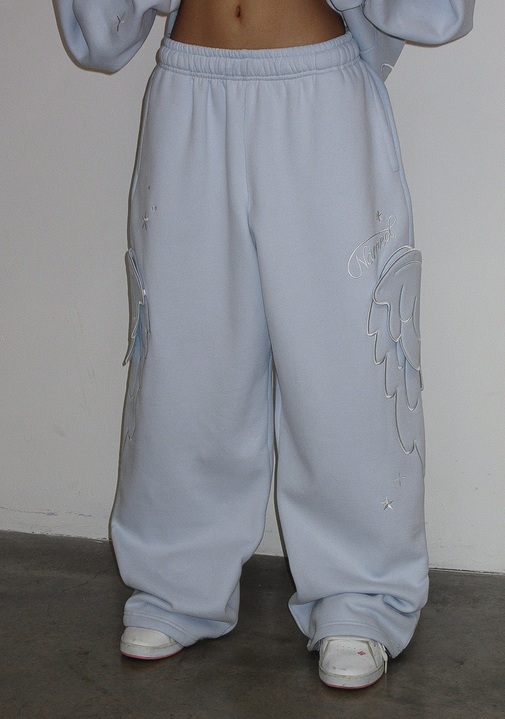 PANTALONI DELLA TUTA OVERSIZE STITCH CON ALI, AZZURRO BABY (ALI RIMOVIBILI)