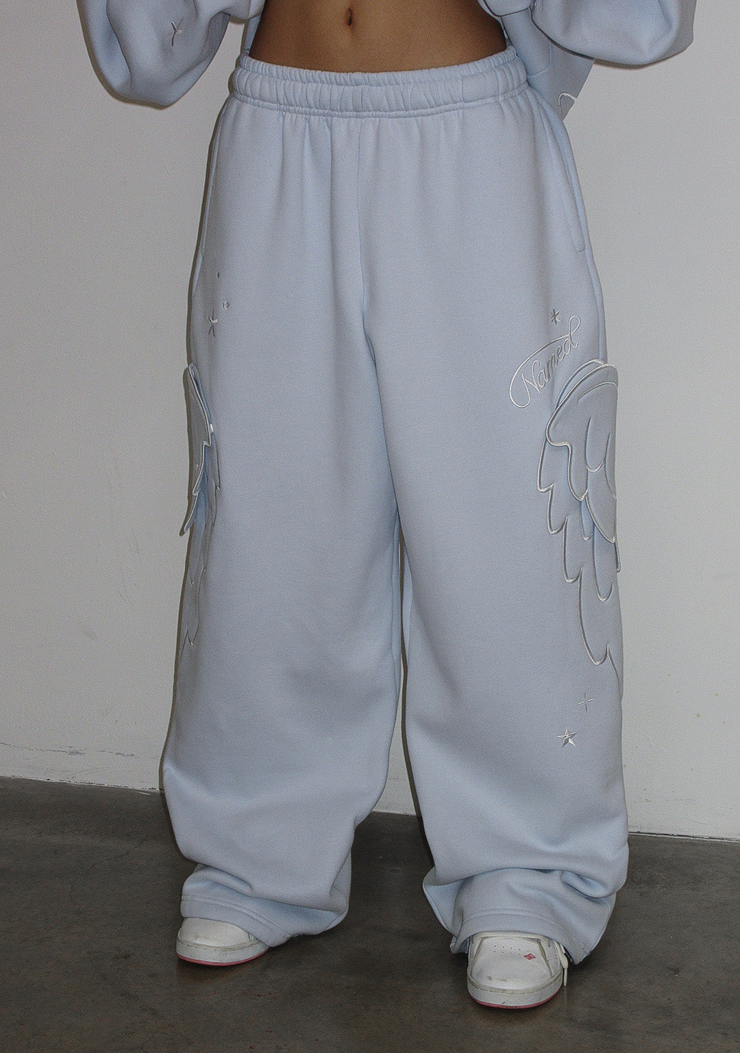 PANTALONI DELLA TUTA OVERSIZE STITCH CON ALI, AZZURRO BABY (ALI RIMOVIBILI)