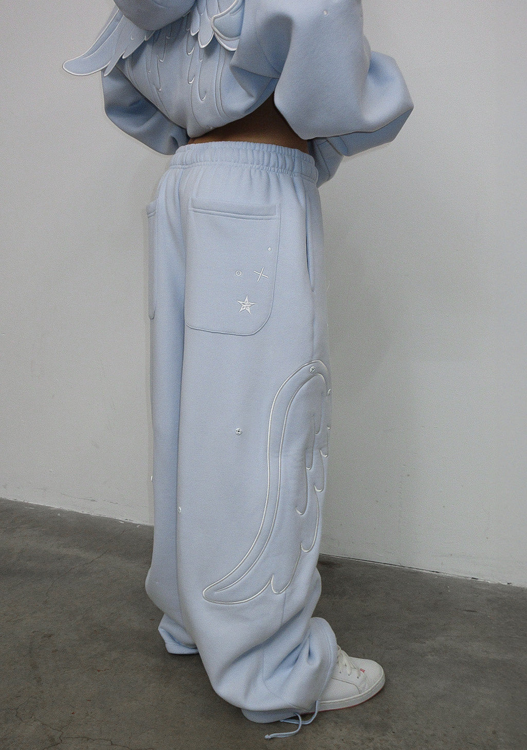 PANTALONI DELLA TUTA OVERSIZE STITCH CON ALI, AZZURRO BABY (ALI RIMOVIBILI)