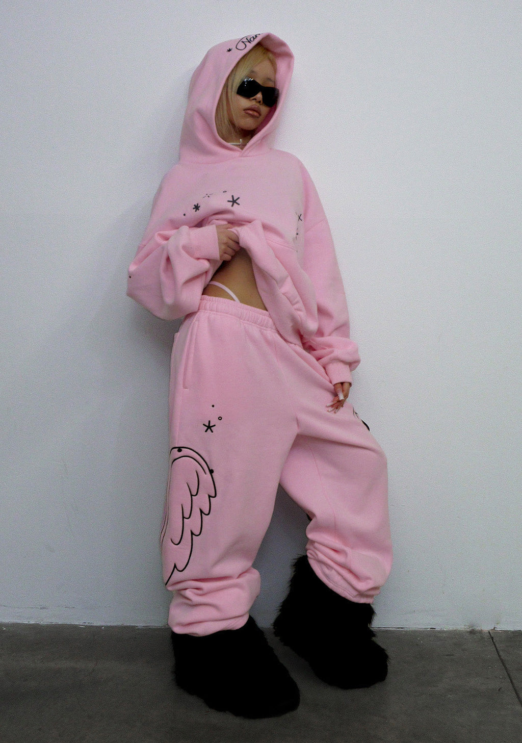 STITCH WINGS SWEATPANTS, OVERSIZED, BABYROZE (AFNEEMBARE VLEUGELS)