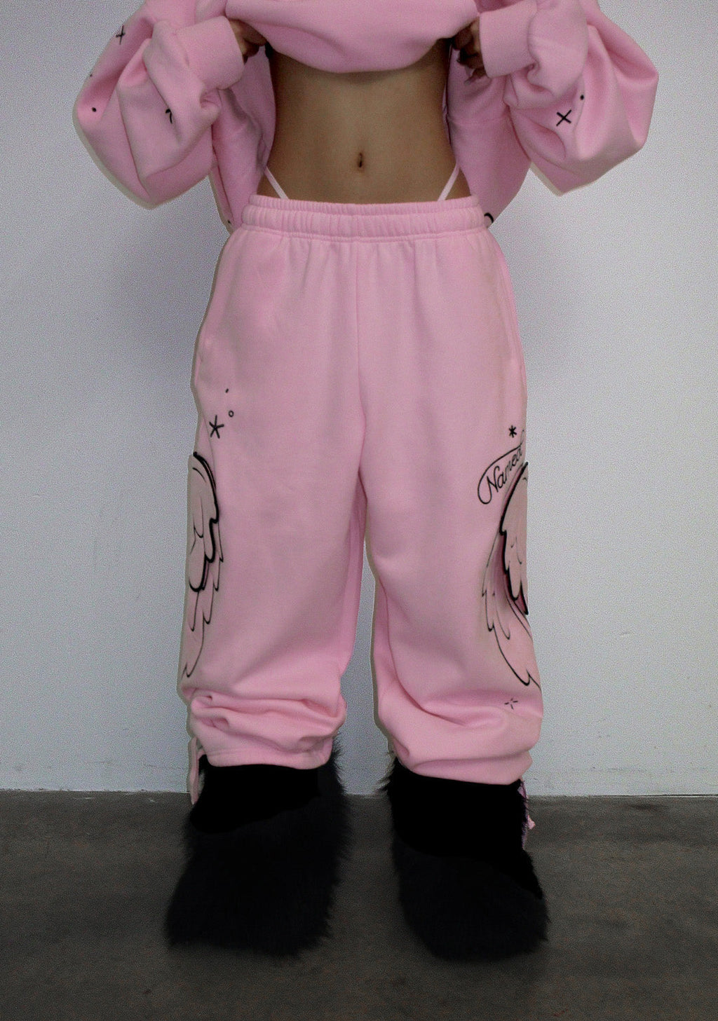 STITCH WINGS SWEATPANTS, OVERSIZED, BABYROZE (AFNEEMBARE VLEUGELS)