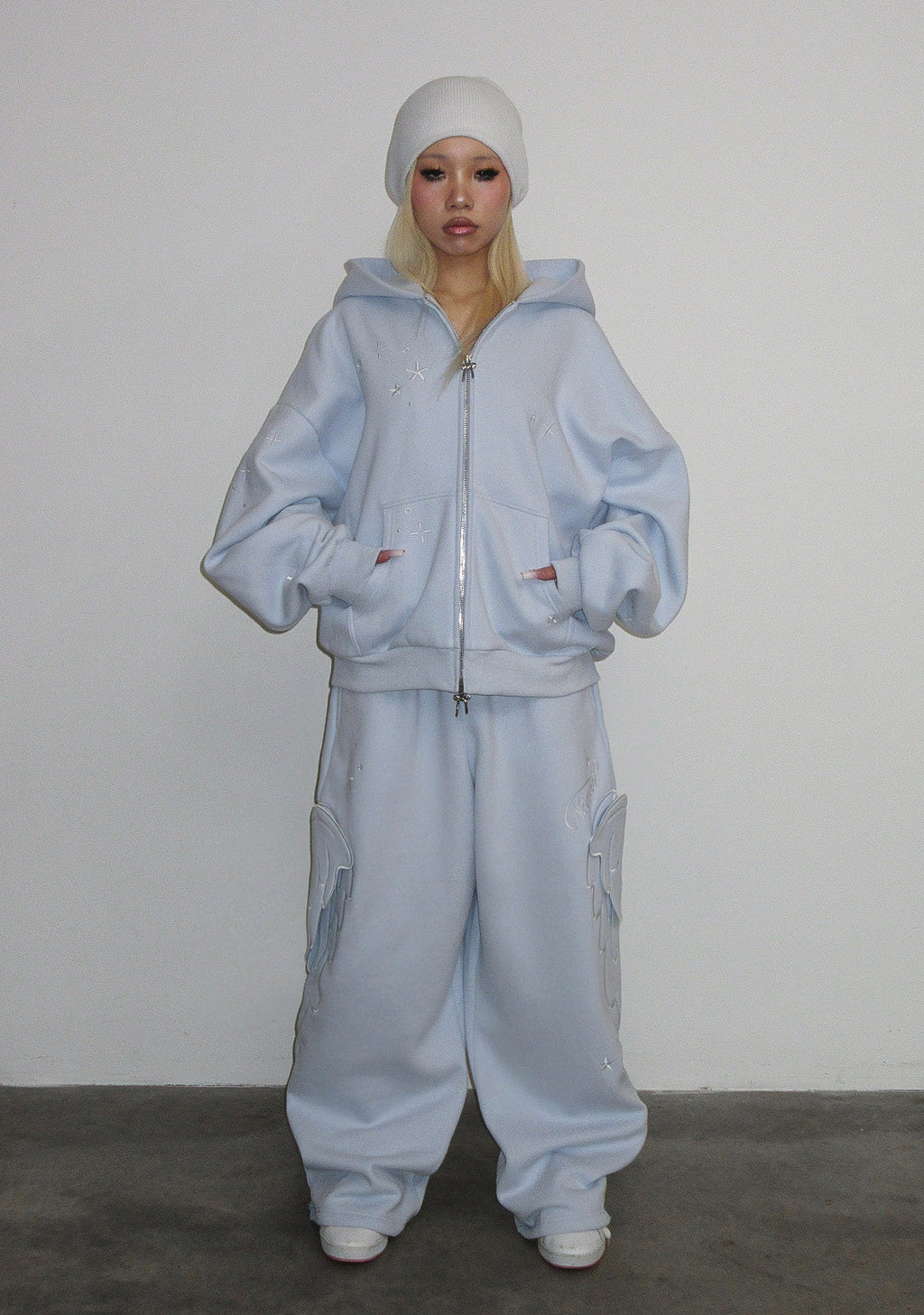PANTALONI DELLA TUTA OVERSIZE STITCH CON ALI, AZZURRO BABY (ALI RIMOVIBILI)