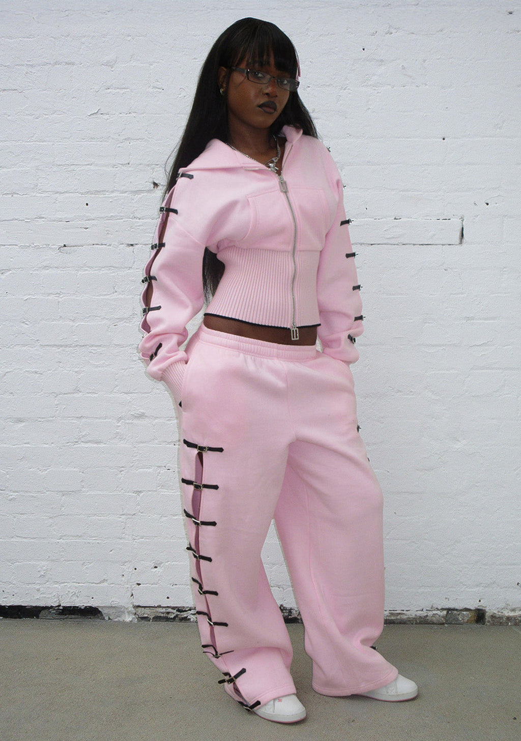 Pantaloni della tuta oversize con fibbia CRUSH rosa baby