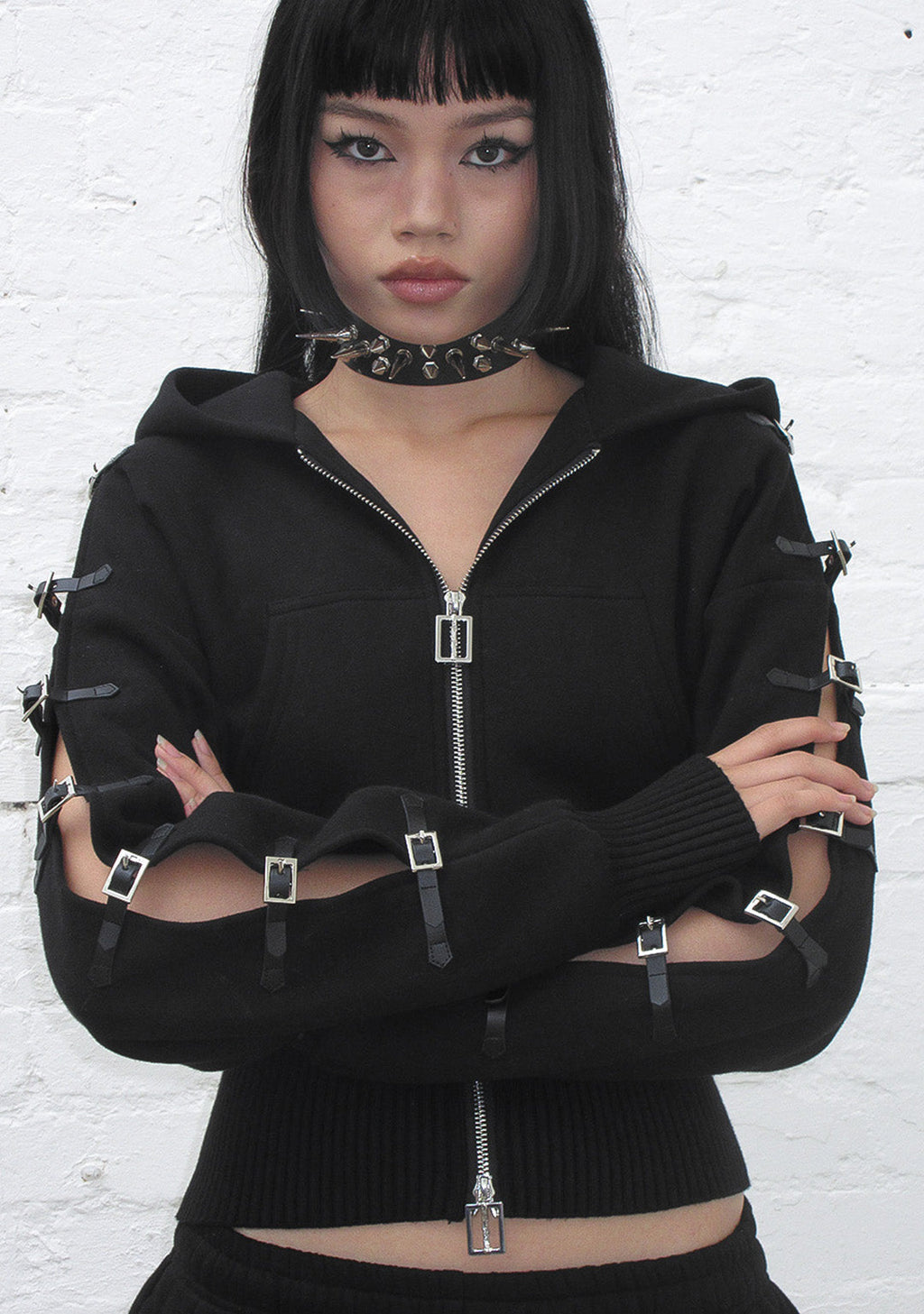 SWEAT À CAPUCHE ZIPPÉ À TAILLE AJUSTÉE AVEC BOUCLE CRUSH NOIR