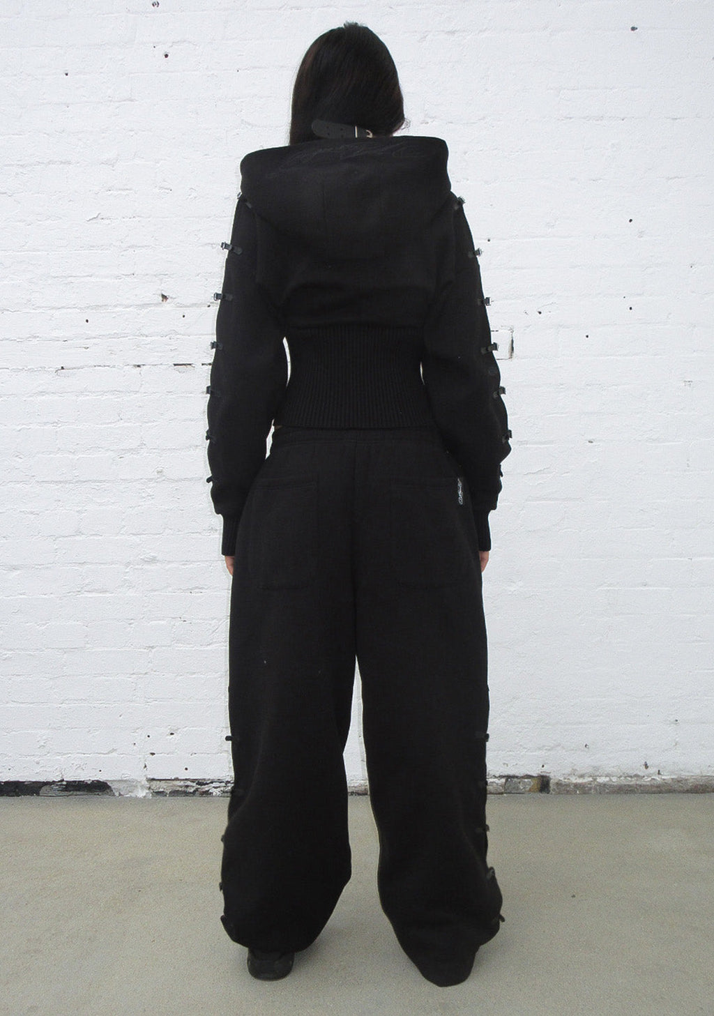 SWEAT À CAPUCHE ZIPPÉ À TAILLE AJUSTÉE AVEC BOUCLE CRUSH NOIR
