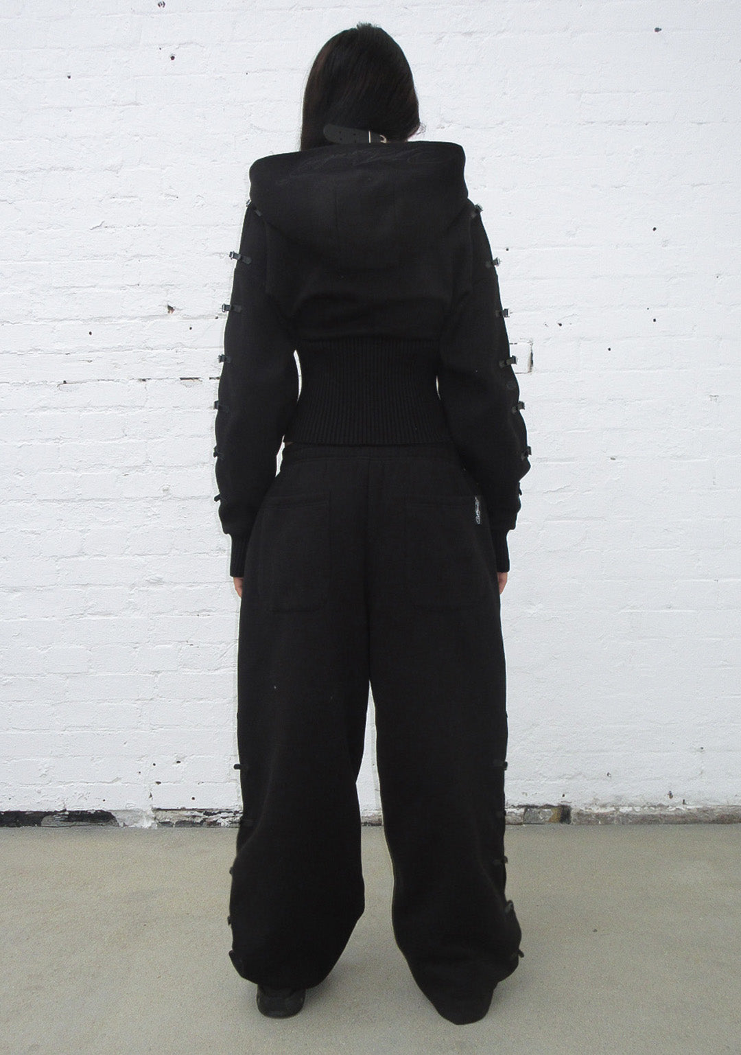 SWEAT À CAPUCHE ZIPPÉ À TAILLE AJUSTÉE AVEC BOUCLE CRUSH NOIR