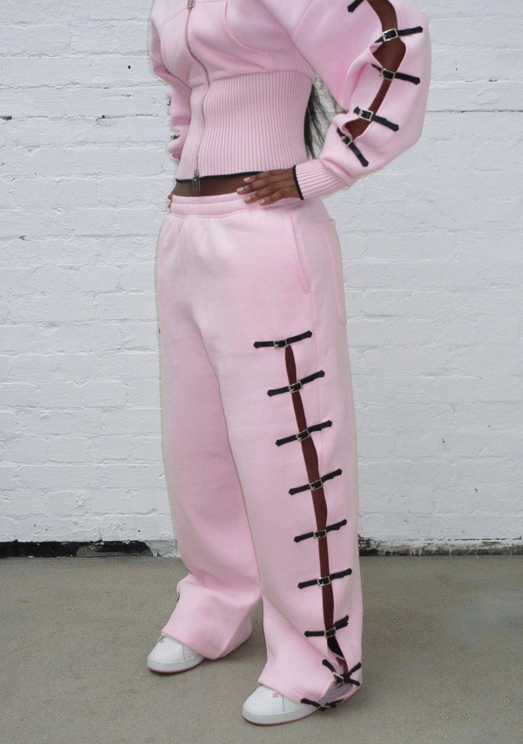 Pantaloni della tuta oversize con fibbia CRUSH rosa baby