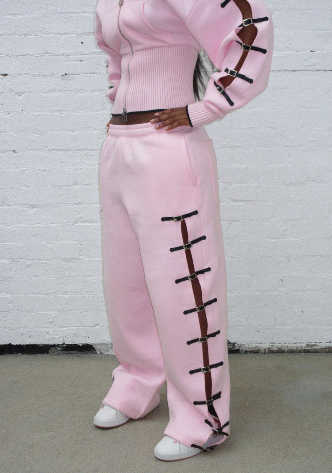 Pantaloni della tuta oversize con fibbia CRUSH rosa baby