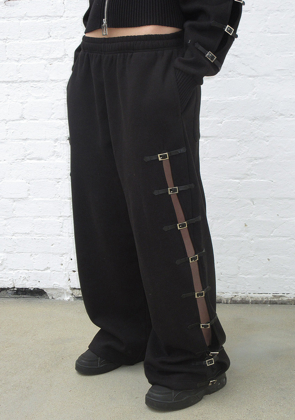 OVERSIZED-JOGGINGHOSE MIT SCHNALLEN-DETAIL SCHWARZ