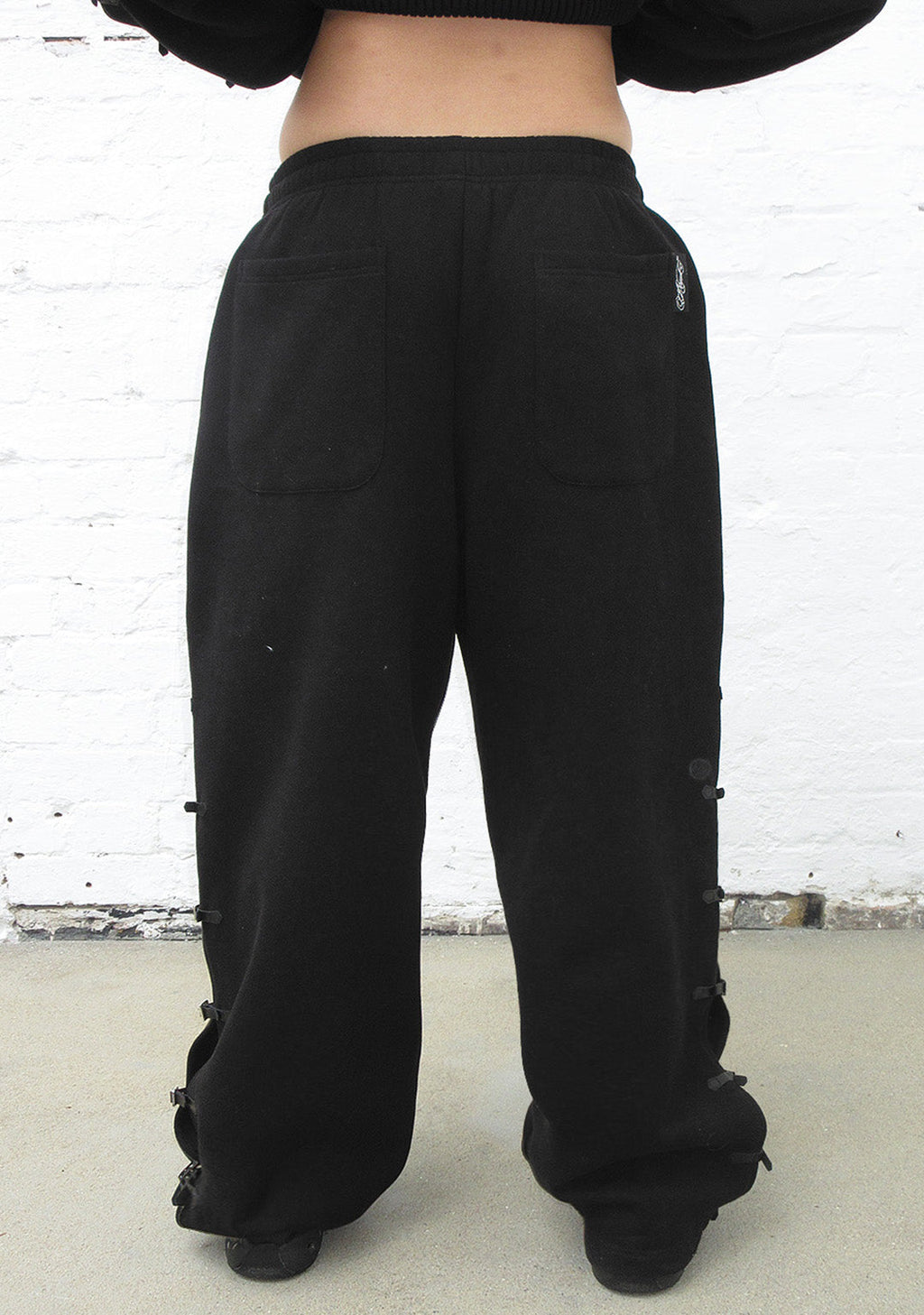 OVERSIZED-JOGGINGHOSE MIT SCHNALLEN-DETAIL SCHWARZ