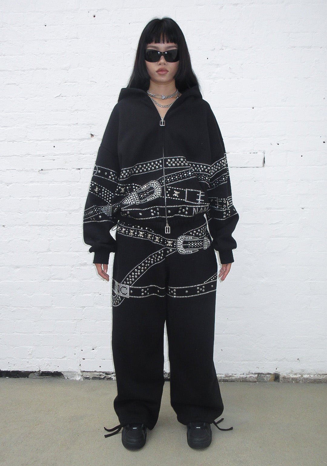 CRUSH oversized sweatpants met riem en studs, zwart