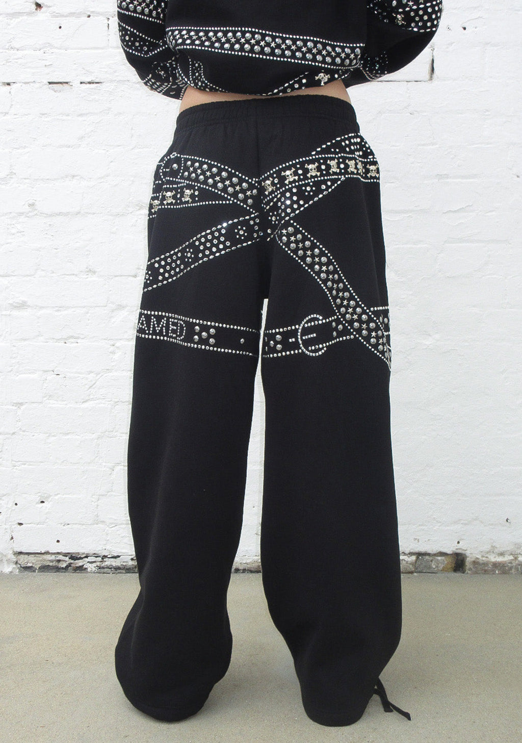 CRUSH NIETENGÜRTEL OVERSIZED JOGGINGHOSE SCHWARZ