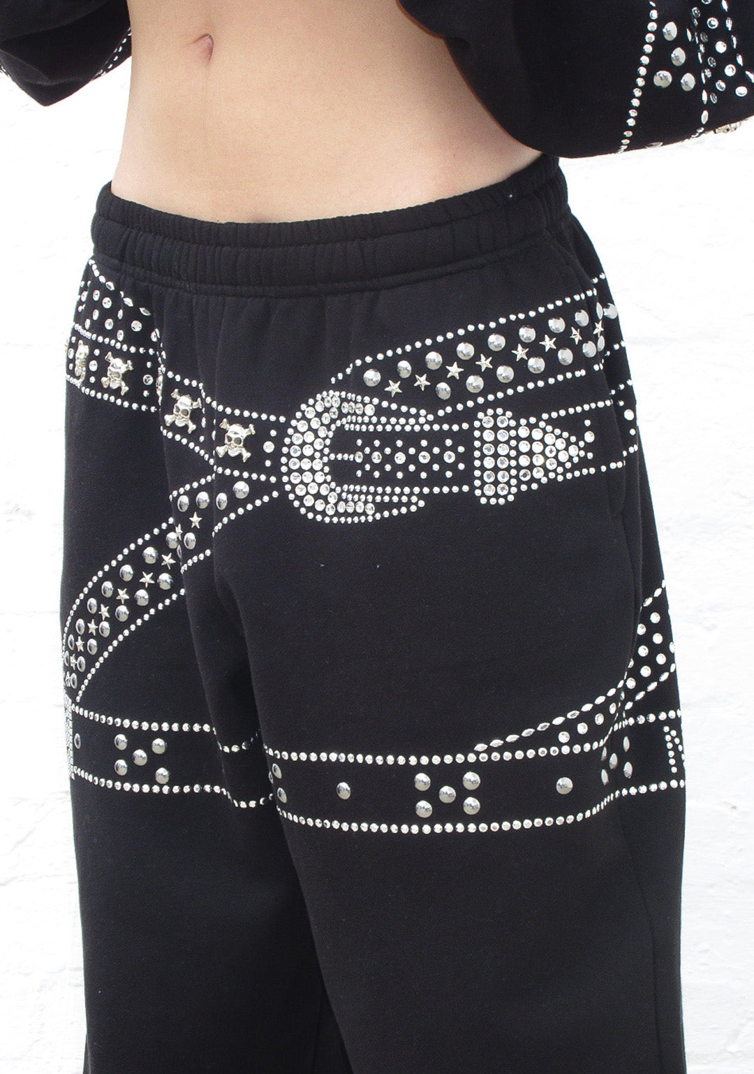 CRUSH oversized sweatpants met riem en studs, zwart