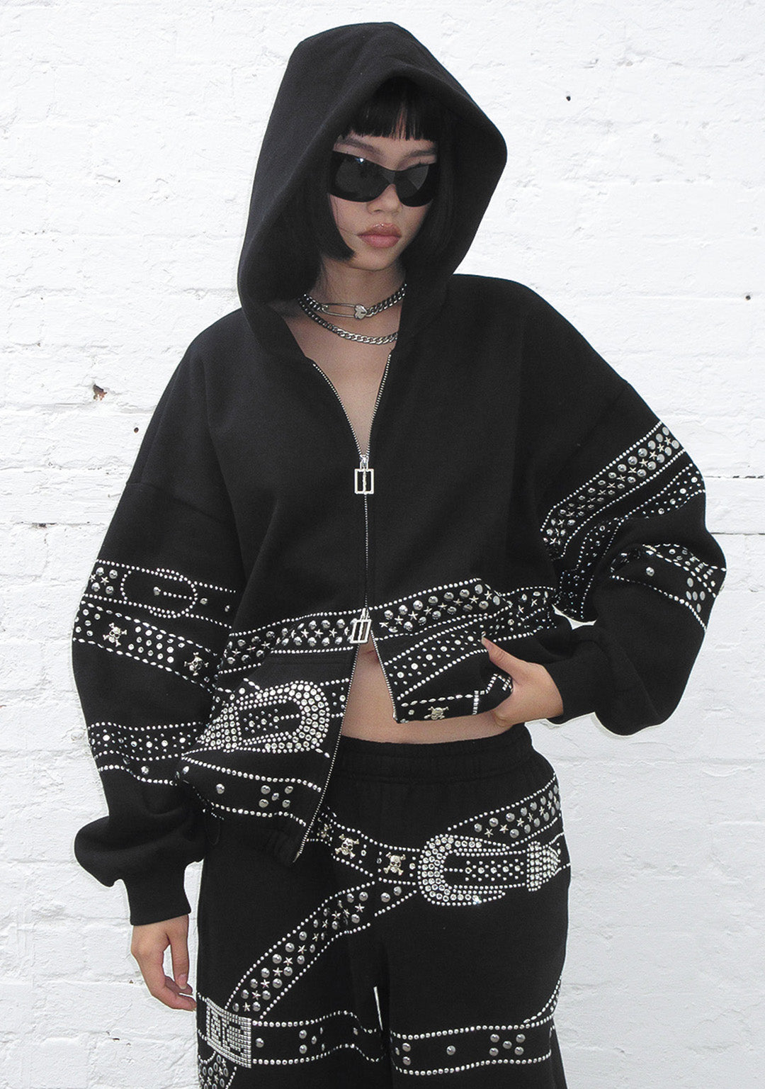 CRUSH oversized sweatpants met riem en studs, zwart