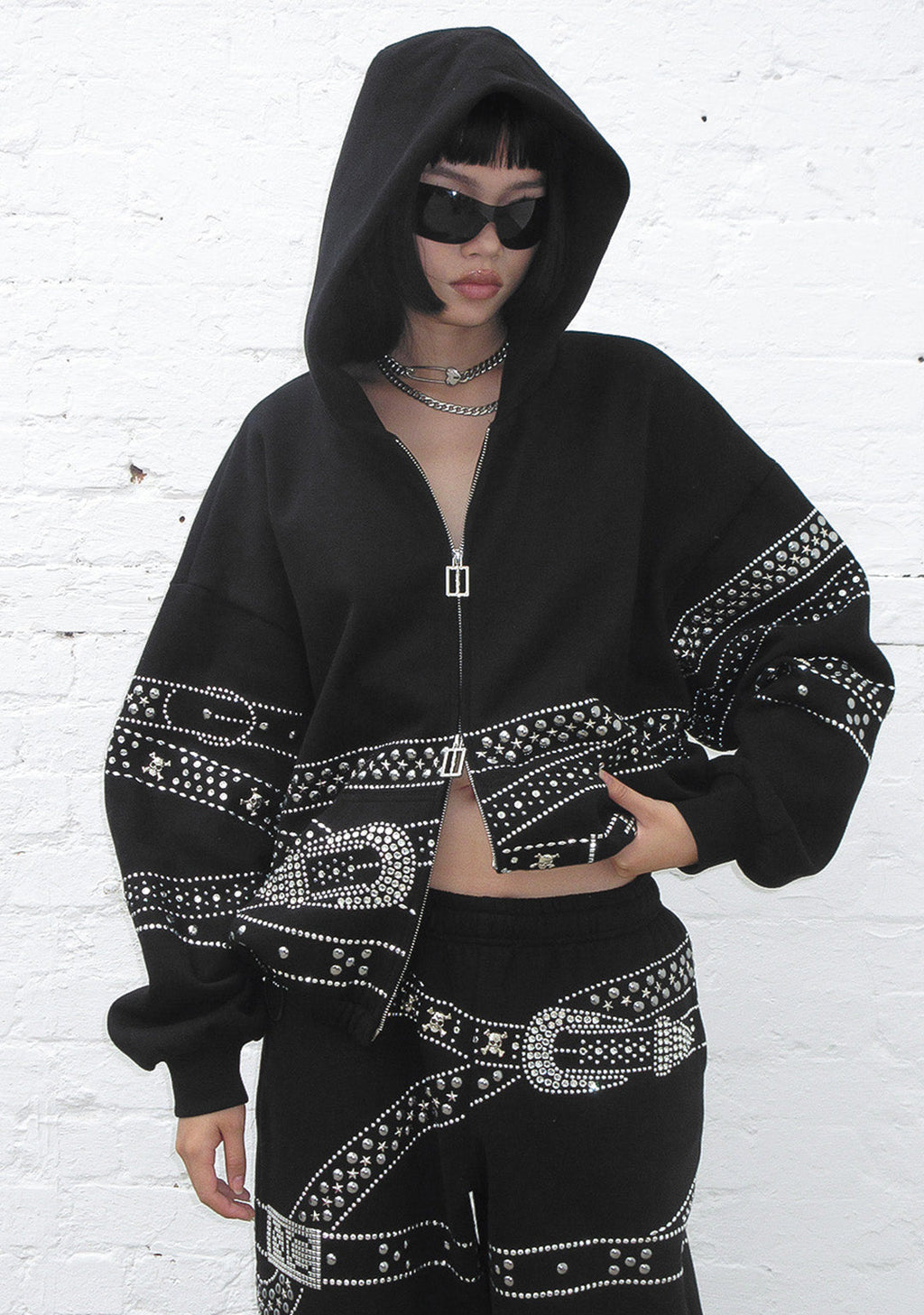 CRUSH KAPUZENPULLOVER MIT NIETENGÜRTEL-PRINT SCHWARZ