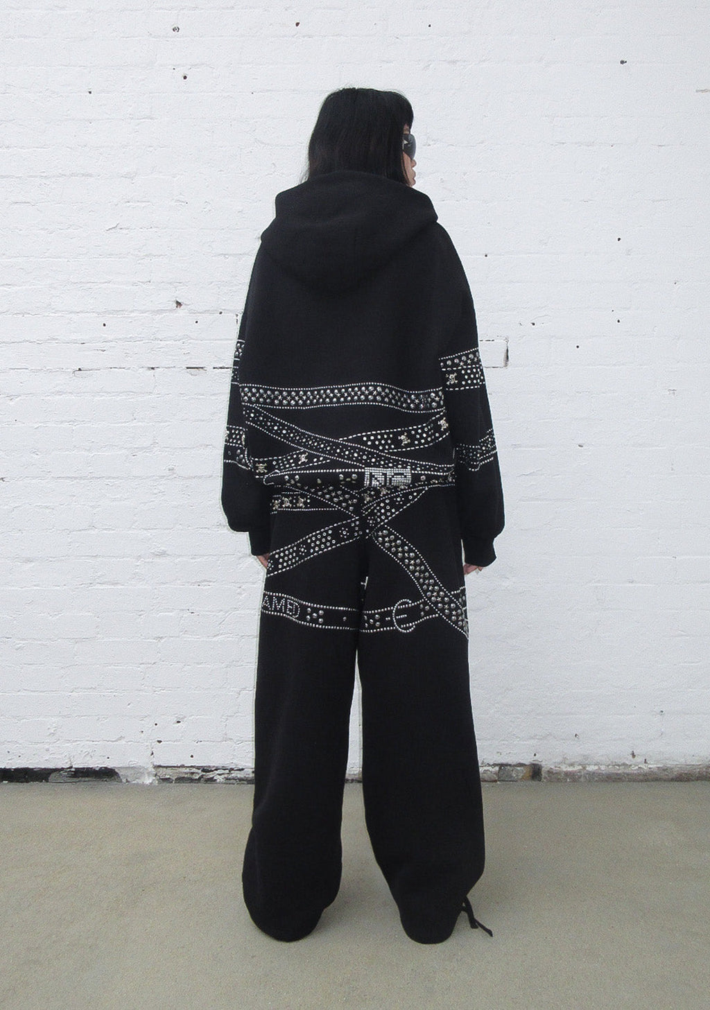 CRUSH KAPUZENPULLOVER MIT NIETENGÜRTEL-PRINT SCHWARZ