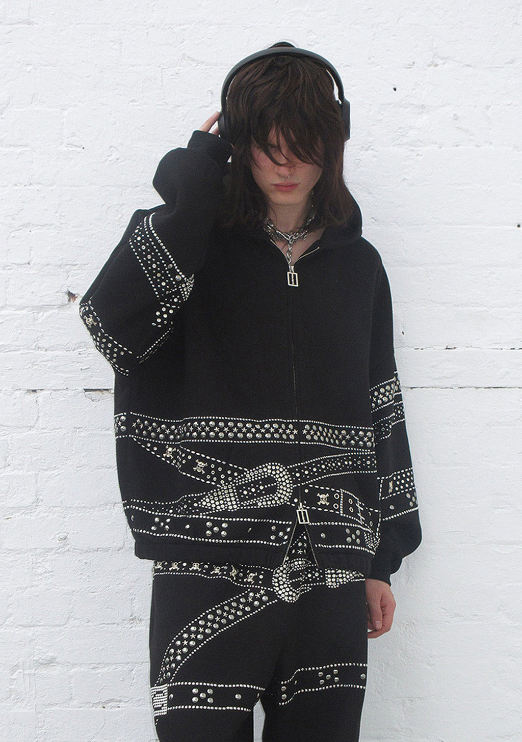CRUSH KAPUZENPULLOVER MIT NIETENGÜRTEL-PRINT SCHWARZ