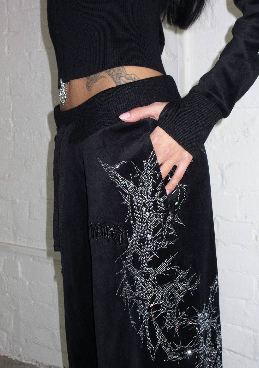 PANTALON DE JOGGING EN VELOURS À STRASS CURSE NOIR
